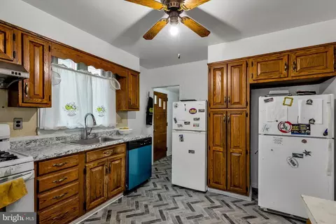 Kitchen - 7017 Wayne Ave, Upper Darby, PA 19082 photo 2 of 2