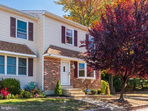 900 Greenhouse Dr, Secane, PA 19018