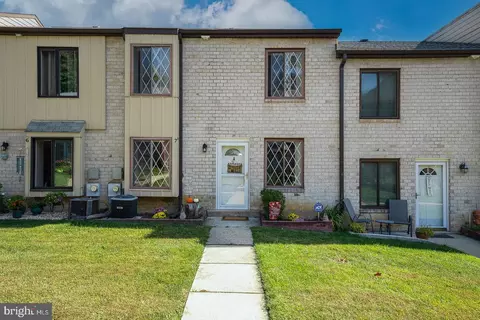 5200 Hilltop Dr #J7, Brookhaven, PA 19015