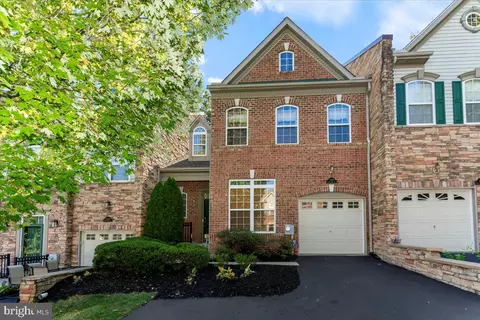 3132 Woods Edge Dr, Garnet Valley, PA 19060