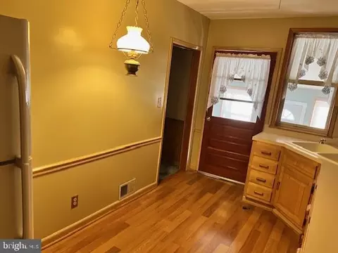 Entry Way - 31 Spruce St, Marcus Hook, PA 19061 photo 4 of 7