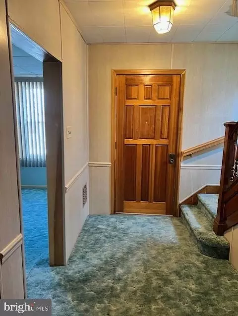 Entry Way - 31 Spruce St, Marcus Hook, PA 19061 photo 2 of 7