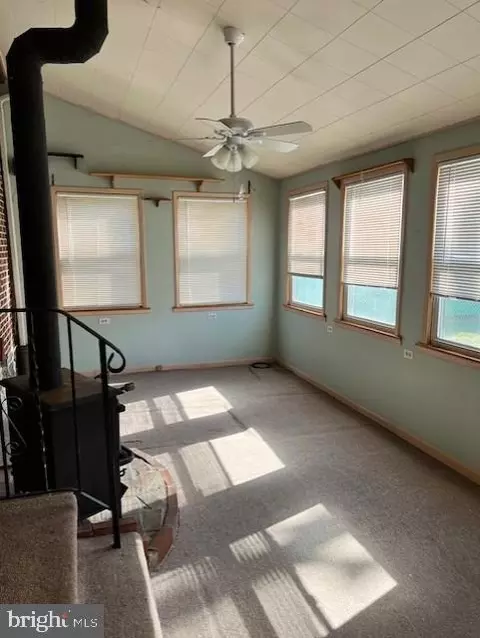 Entry Way - 31 Spruce St, Marcus Hook, PA 19061 photo 5 of 7