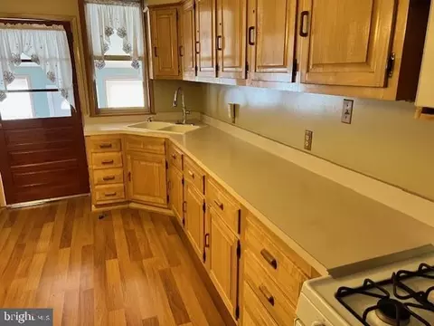 Entry Way - 31 Spruce St, Marcus Hook, PA 19061 photo 3 of 7
