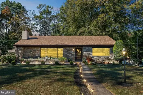204 Brookthorpe Cir, Broomall, PA 19008