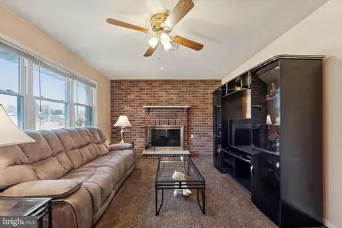 Living - 205 Beech St, Boothwyn, PA 19061 photo 2 of 3
