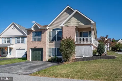 21 Patriot Ct, Ogden, PA 19061
