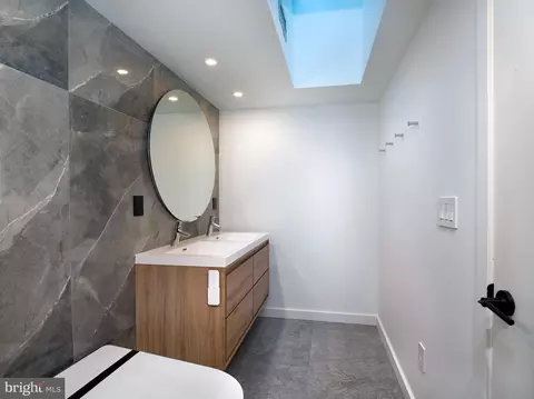Bath - 475 Glenmary Ln, Wayne, PA 19087 photo 4 of 6
