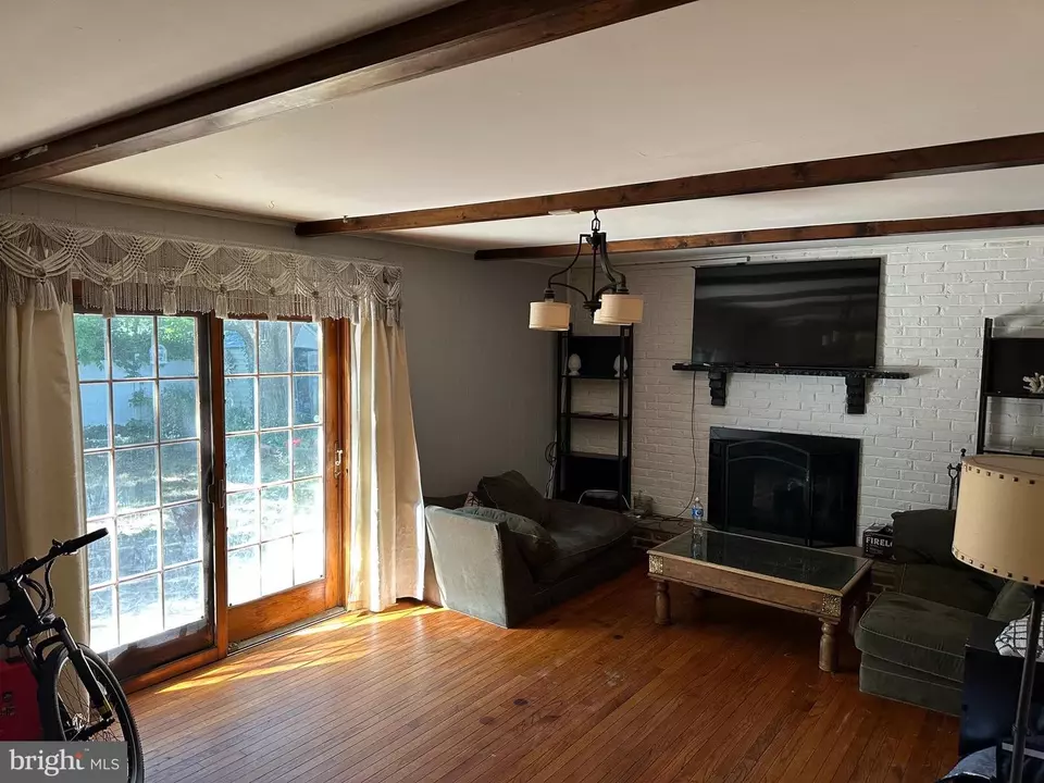 Living - 454 Brookfield Rd, Drexel Hill, PA 19026 photo 1 of 1