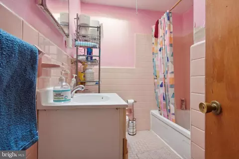 Bath - 404 Midvale Rd, Upper Darby, PA 19082 photo 2 of 2