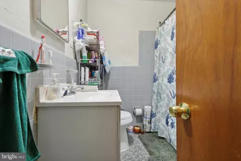 Bath - 404 Midvale Rd, Upper Darby, PA 19082 photo 1 of 2