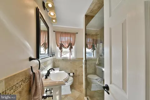 Bath - 314 Ogden Pl, Springfield, PA 19064 photo 1 of 3
