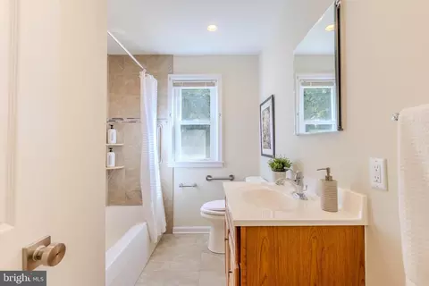 Bath - 1084 Flora Ln, Boothwyn, PA 19061 photo 1 of 3