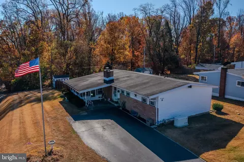 216 Robin Hood Ln, Aston, PA 19014