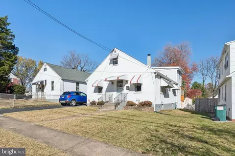 25 Chestnut Pkwy, Wallingford, PA 19086