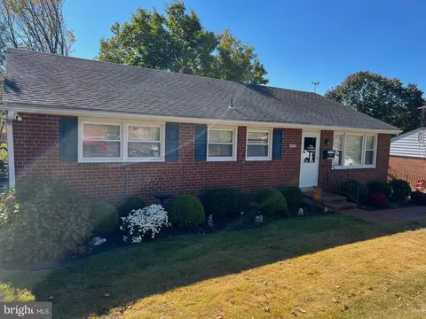 4942 Jackson Dr, Brookhaven, PA 19015