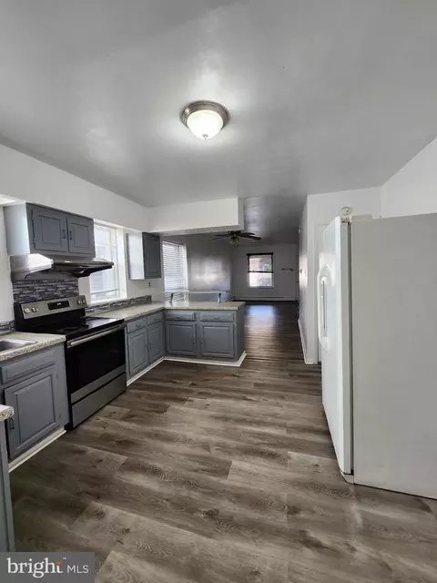 1316 E 12th St, Crum Lynne, PA 19022 photo 2