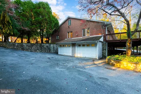 Exterior - 820 Crestview Dr, Springfield, PA 19064 photo 9 of 10
