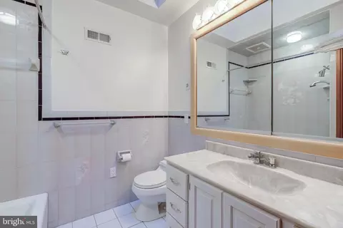 Bath - 820 Crestview Dr, Springfield, PA 19064 photo 4 of 4