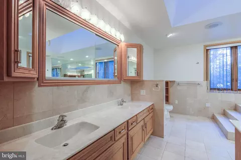 Bath - 820 Crestview Dr, Springfield, PA 19064 photo 1 of 4