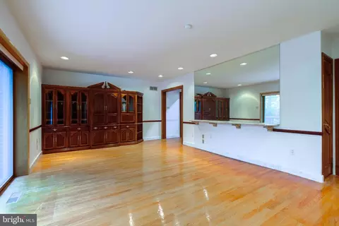 Living - 820 Crestview Dr, Springfield, PA 19064 photo 7 of 7