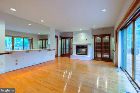 Living - 820 Crestview Dr, Springfield, PA 19064 photo 6 of 7