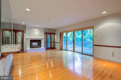 Living - 820 Crestview Dr, Springfield, PA 19064 photo 5 of 7