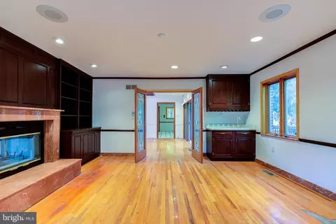 Living - 820 Crestview Dr, Springfield, PA 19064 photo 3 of 7