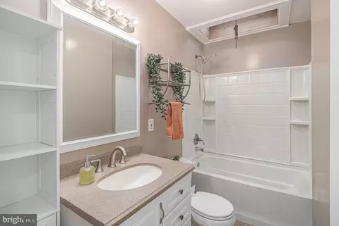 905 Green St, Marcus Hook, PA 19061 photo 12