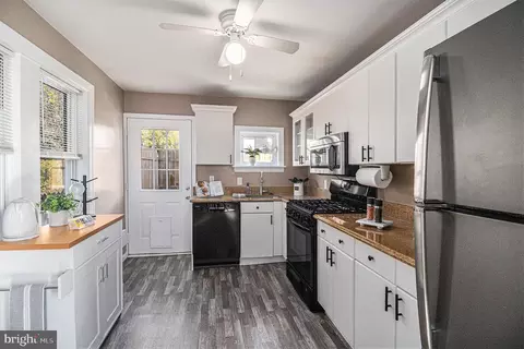 905 Green St, Marcus Hook, PA 19061 photo 8