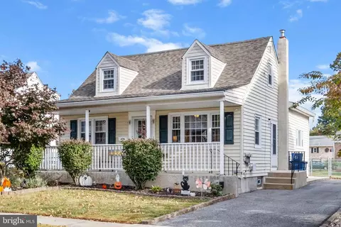 406 Sycamore Ave, Folsom, PA 19033