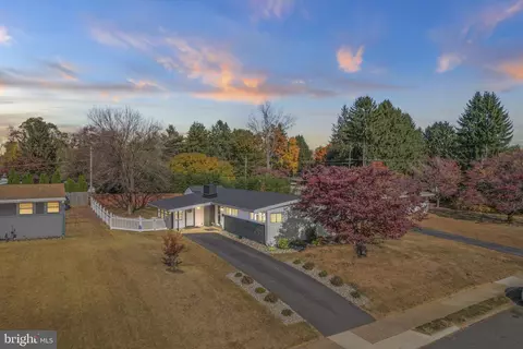 21 Robin Hood Ln, Aston, PA 19014