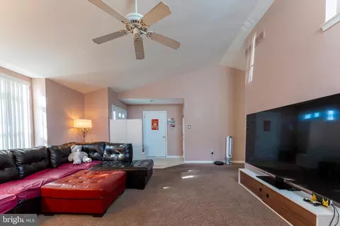 23 Patriot Ct, Ogden, PA 19061 photo 2