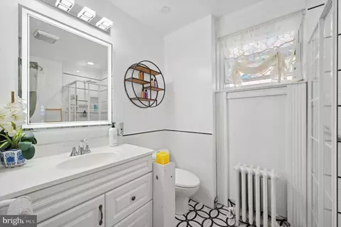 Bath - 330 Bayard Rd, Upper Darby, PA 19082 photo 1 of 2