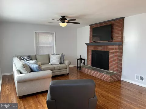 Living - 1136 Flora Ln, Boothwyn, PA 19061 photo 2 of 4