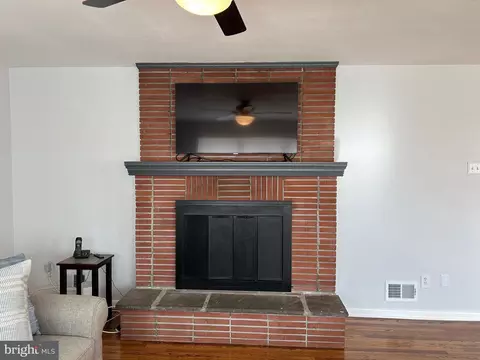 Living - 1136 Flora Ln, Boothwyn, PA 19061 photo 3 of 4