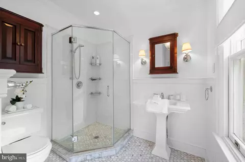 Bath - 218 Lansdowne Ave, Wayne, PA 19087 photo 3 of 4