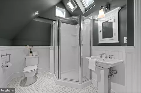 Bath - 218 Lansdowne Ave, Wayne, PA 19087 photo 4 of 4