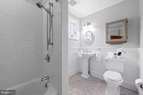 Bath - 218 Lansdowne Ave, Wayne, PA 19087 photo 2 of 4