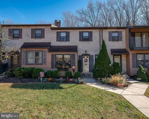 215 Bishop Dr, Aston, PA 19014