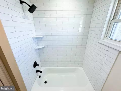 Bath - 1124 Washington Ave, Marcus Hook, PA 19061 photo 2 of 4