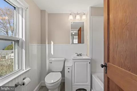 Bath - 304 Ryanard Rd, Wallingford, PA 19086 photo 2 of 3