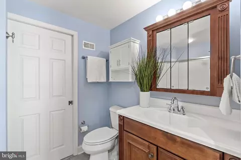 Bath - 304 Ryanard Rd, Wallingford, PA 19086 photo 1 of 3