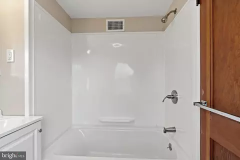 Bath - 304 Ryanard Rd, Wallingford, PA 19086 photo 3 of 3