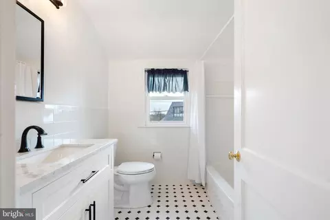 Bath - 680 Buttonwood Dr, Springfield, PA 19064 photo 2 of 3