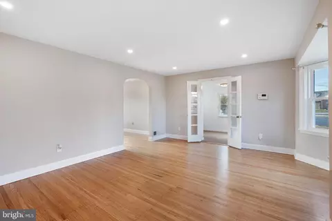 Living - 680 Buttonwood Dr, Springfield, PA 19064 photo 1 of 4