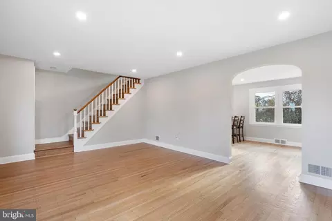 Living - 680 Buttonwood Dr, Springfield, PA 19064 photo 2 of 4