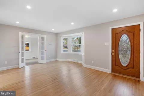 Living - 680 Buttonwood Dr, Springfield, PA 19064 photo 4 of 4