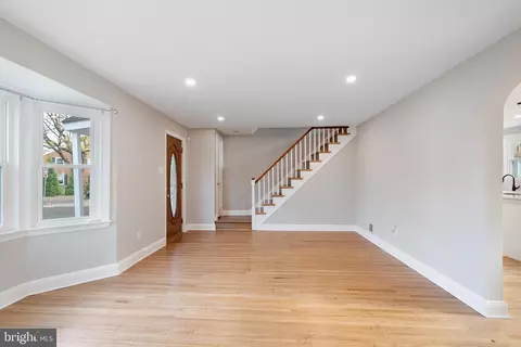 Living - 680 Buttonwood Dr, Springfield, PA 19064 photo 3 of 4