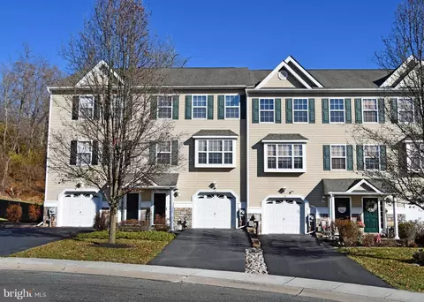 60 Hoag Ln, Aston, PA 19014
